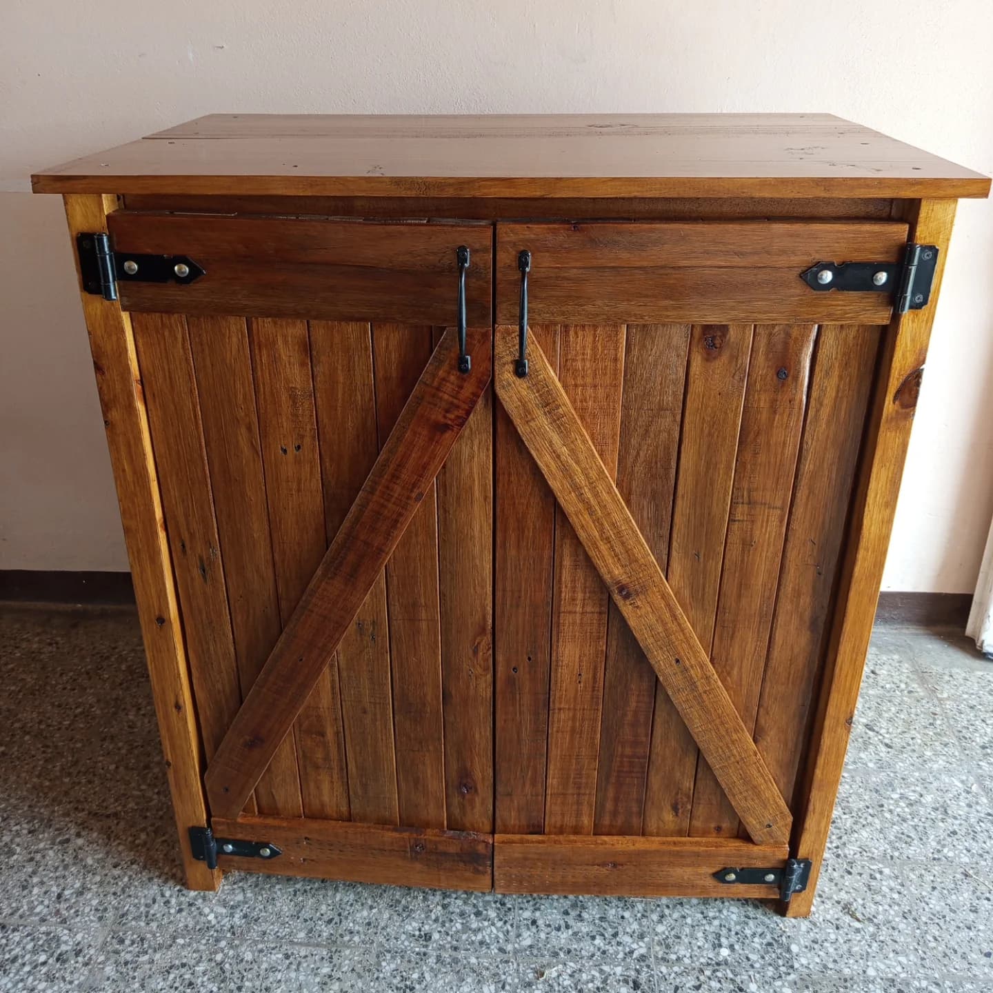 Mueble a medida con puertas cruzadas, barnizado en tono roble